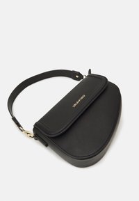 Svart Valentino halvmåne läderaxelväska med guldfärgad beslag och präglad Valentino-logotyp på klaffen.