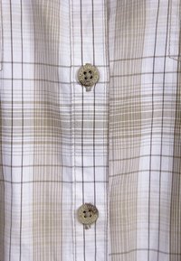 Camicia con bottoni in tessuto leggero, caratterizzata da un motivo a quadri beige e bianco, con dettagli in metallo del marchio.