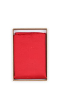Rode stofdoek netjes gevouwen in een rechthoekige bruine kartonnen doos. De textuur lijkt glad met een lichte glans.