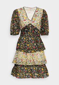 Blumendruckkleid mit kurzen Puffärmeln, tiefem V-Ausschnitt, dreistufigen Rüschen und Knopfakzenten; die Farben umfassen Schwarz, Weiß, Gelb und Rot.