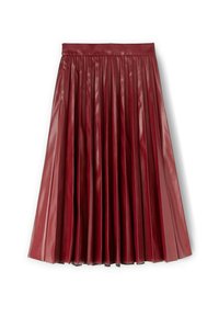Gonna plissettata rossa in pelle sintetica, caratterizzata da pieghe verticali, una vita aderente e una texture liscia e lucida.
