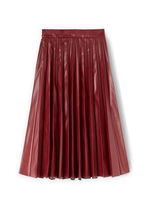 Jupe plissée rouge en cuir synthétique, avec des plis verticaux, une taille ajustée et une texture lisse et brillante.