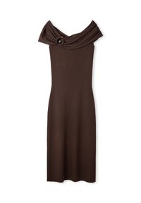 Braunes, geripptes Strickkleid mit schulterfreiem Design, das einen verdrehten Kragen und einen Knopfakzent am Ausschnitt aufweist.