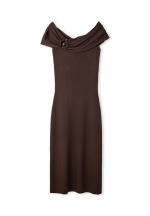 Vestido de punto acanalado marrón con diseño de hombros descubiertos, que presenta un cuello torcido y un detalle de botón en el escote.