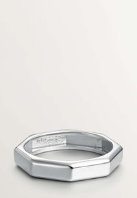 Anillo octagonal de plata con una superficie pulida, presenta bordes suaves y un diseño minimalista. Grabado interno visible.