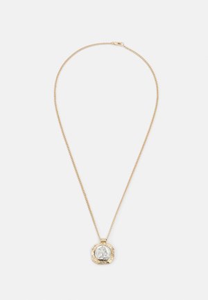 Collier chaîne en or avec pendentif carré présentant un médaillon argenté texturé d’un profil classique.