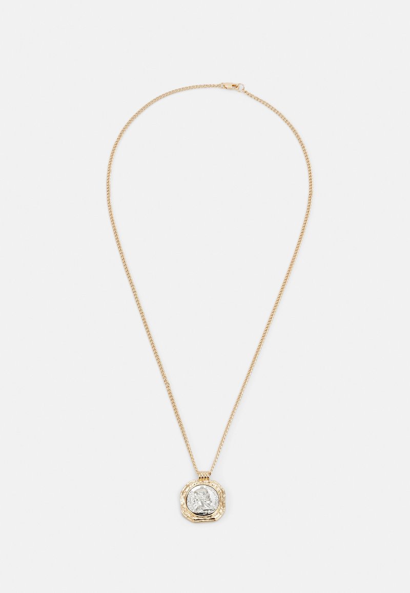 Collier chaîne en or avec pendentif carré présentant un médaillon argenté texturé d’un profil classique.