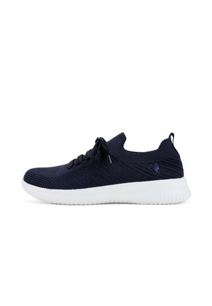 Zapatilla deportiva de punto azul marino con suela de goma blanca, que presenta un diseño de cordones, parte superior texturizada y un acento de logo en el talón.