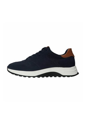 Baskets en daim navy avec une semelle intermédiaire blanche, des accents en cuir marron, des panneaux texturés et une semelle extérieure en caoutchouc noir avec traction.