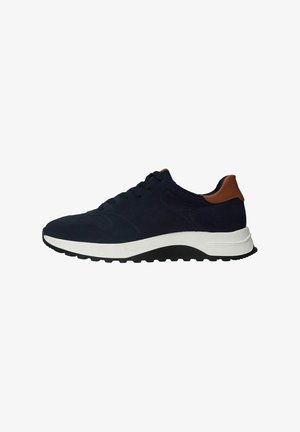 Navy Wildledersneaker mit einer weißen Mittelsohle, braunen Lederelementen, strukturierten Einsätzen und einer schwarzen Gummisohle mit Profil.