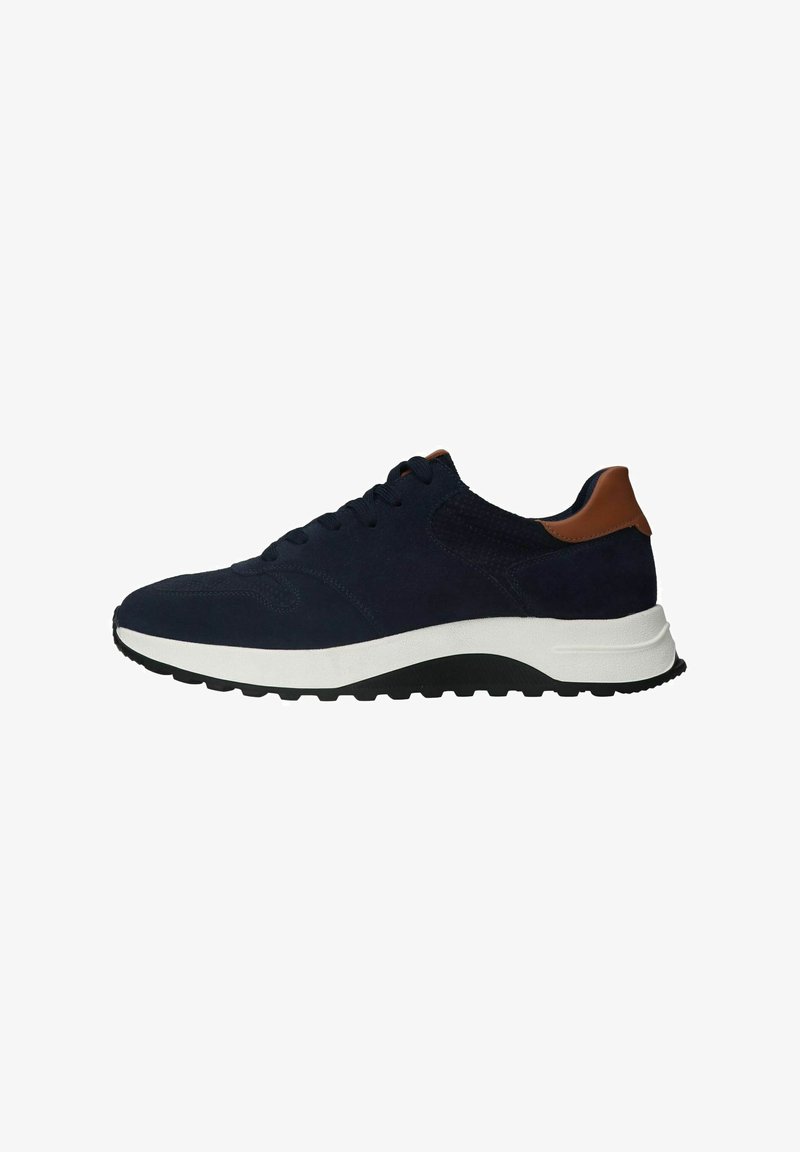 Marineblauwe suède sneakers met een witte tussenzool, bruine leren accenten, gestructureerde panelen en een zwarte rubberen buitenzool voor grip.