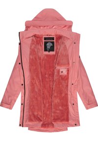 Giacca impermeabile rosa chiaro con un morbido rivestimento rosso. Presenta un cappuccio, bottoni a pressione e un'etichetta con un design grafico all'interno.