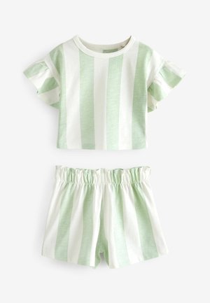 Top a maniche corte verde e bianco a righe con maniche arricciate; pantaloni corti con vita elastica abbinati con lo stesso motivo a righe. Materiale in cotone morbido.