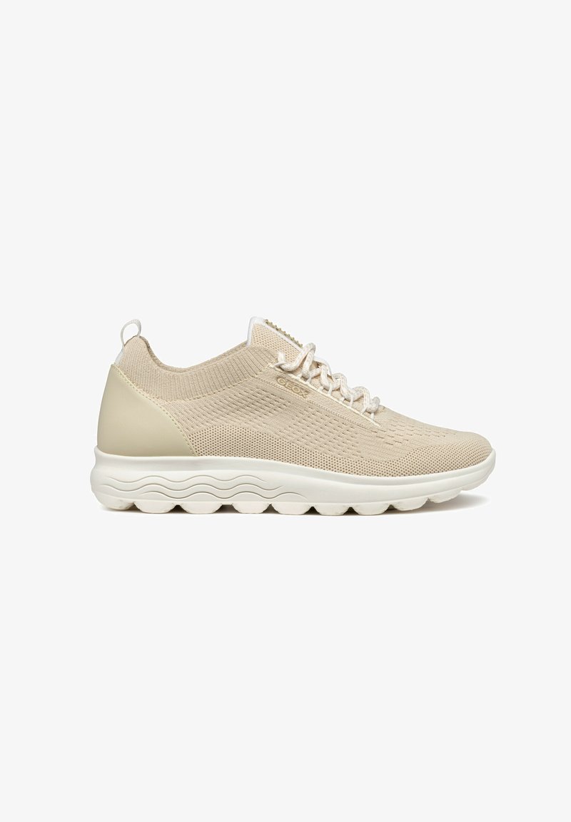 Baskets en maille beige avec un dessus texturé, bout rond, semelle en caoutchouc blanc et design minimal des lacets. Dispose d'une languette à l'arrière.