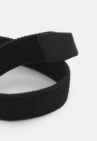 Curea elastică împletită neagră, cu un accent din piele neagră netedă. Textură distinctă și design flexibil, potrivit pentru diferite dimensiuni ale taliei.