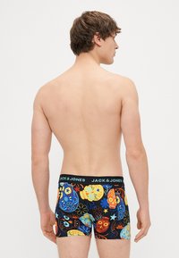 Herre boksershorts med fargerikt kranievev og blomstertrykk. Laget av mykt stoff med svart midjebånd som har "JACK & JONES"-logo.