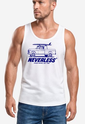 Muskelöser Mann, der ein weißes Tanktop mit blauer Illustration eines Pickup-Trucks trägt, der ein Surfbrett transportiert, und Text "NEVERLESS Chase waves, not time."