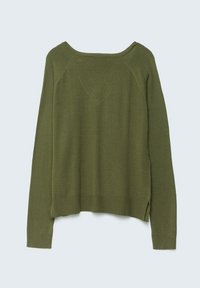 Pull à manches longues vert olive avec encolure bateau et poignets et ourlet côtelés, présenté sur un fond clair uni.