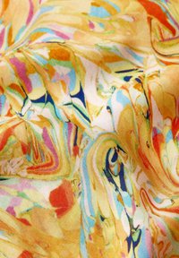 Wielokolorowy materiał z abstrakcyjnym wzorem marmurkowym, z wyraźnymi odcieniami żółtego, pomarańczowego, różowego i niebieskiego. Gładka tekstura.