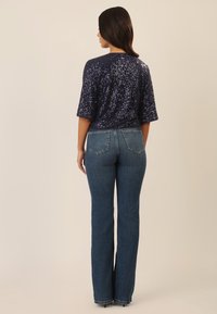 Apart PAILLETTEN - T-shirt con stampa - nachtblau