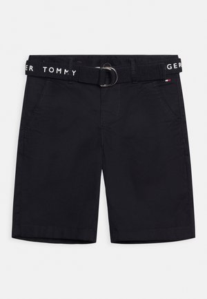 Schwarze Shorts mit einem gewebten Gürtel und einer silbernen Metallschnalle. Entworfen mit Vordertaschen und sichtbaren Nähdetails.