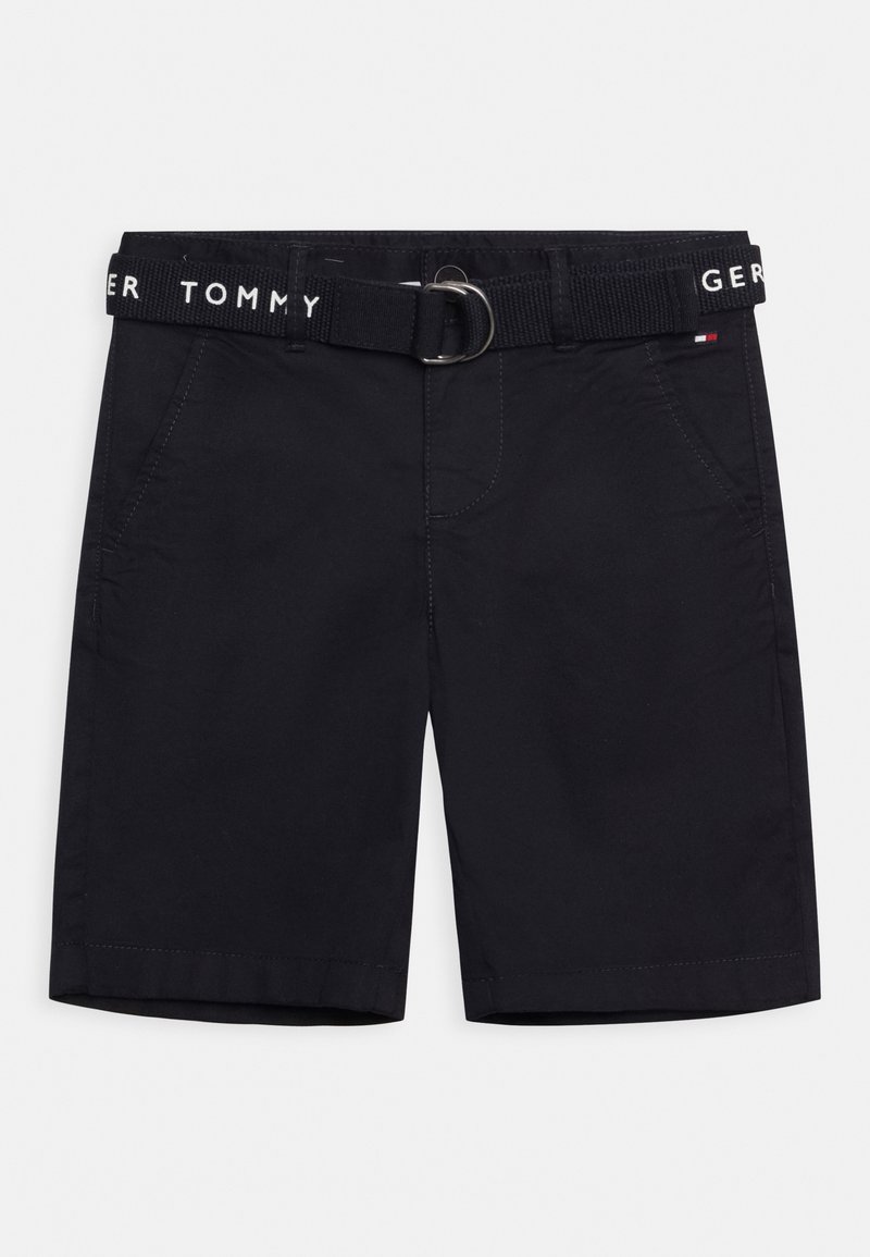 Pantalones cortos negros con un cinturón trenzado y una hebilla de metal plateada. Diseñados con bolsillos frontales y detalles de costura visibles.