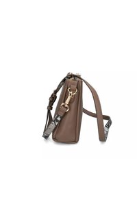Braune Leder-Crossbody-Tasche mit verstellbarem bedrucktem Stoffgurt und goldfarbener Hardware, seitlich aufgenommen.