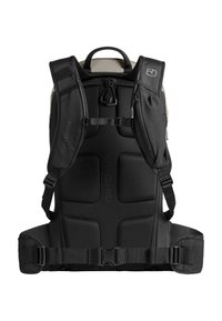 Schwarzer technischer Rucksack mit gepolsterten Schulterriemen, Brustgurt, Hüftgurt und Tragegriff auf weißem Hintergrund.