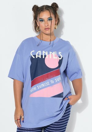 Studio Untold, T-SHIRT, OVERSIZE SHAPE, CANNES - T-shirt imprimé - pale blue