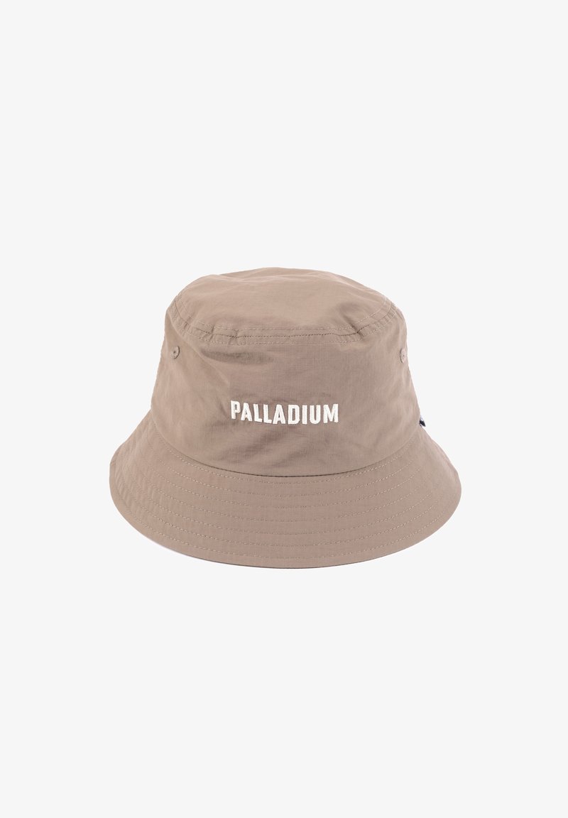 Chapeau seau beige avec bord cousu et "PALLADIUM" brodé en blanc au centre avant.
