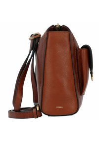 Sac bandoulière en cuir marron avec une finition texturée, quincaillerie dorée, sangle réglable et détail de poche latérale. Logo embossé en bas.