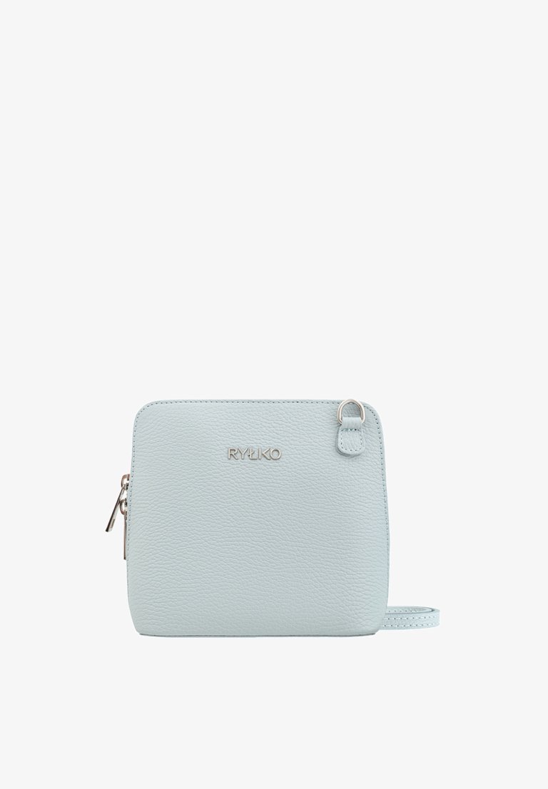 Světle modrá kožená crossbody taška s texturovaným povrchem, stříbrnými detaily, zapínáním na zip a nastavitelným popruhem. Branding na přední straně.