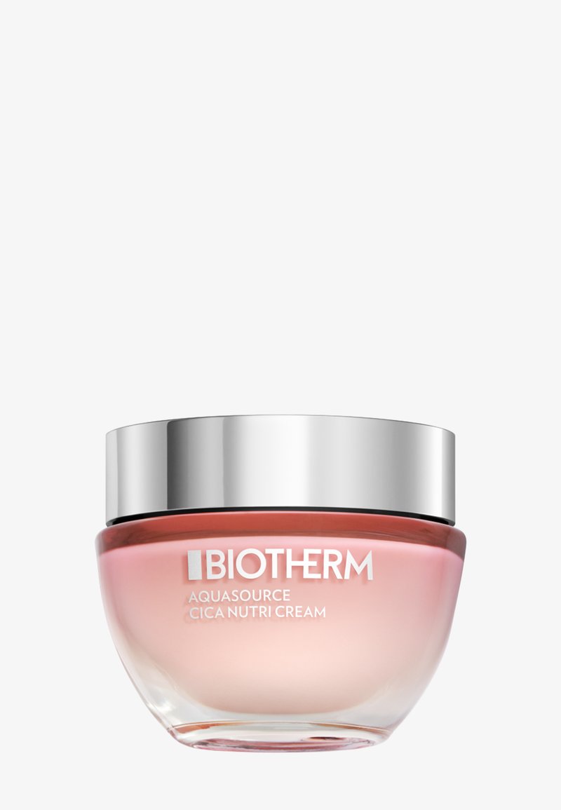 Biotherm Aquasource Cica Nutri Cream i en klar, rund glasburk med ett silverlock. Krämen har en mjuk rosa färg.