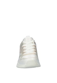Zapatilla deportiva blanca con parte superior de malla, acentos en rosa y cordones blancos. Presenta una suela texturizada y un diseño de punta redondeada para mayor comodidad.
