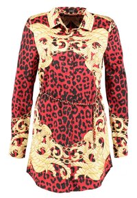 Rød og sort leopardprint skjortekjole med gyldne kædeaccentuer, knapfront og lange ærmer. Lavet af glat stof med krave.