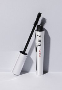 Czarna tubka maskary z błyszczącym białym zewnętrzem, z napisem „Vamp!” i „Pupa” w kolorze czarnym i czerwonym. Towarzyszy jej czarna szczoteczka.