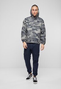 Brandit Vindjakke - grey camouflage