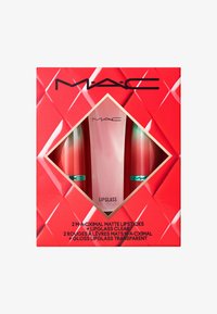 Zestaw MAC Lipglass w czerwonym pudełku w wzór diamentów, zawierający dwie matowe pomadki i jeden przezroczysty lipglass, wyróżniający się wyraźnymi czarnymi czcionkami.