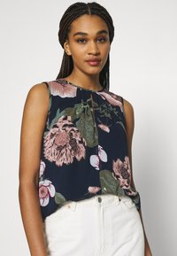 Vero Moda VMKATNISS BUTTON - Top - navy blazer