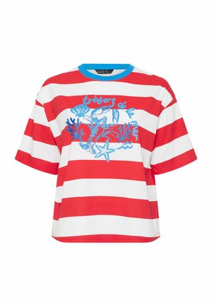 Rood-wit gestreept T-shirt met blauwe kraag, voorzien van een blauwe zee-thema illustratie van kreeft, zeester, schelp en koraal met Franse tekst.