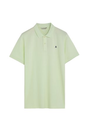 Polo de manga corta color verde claro con cuello, tapeta de dos botones y pequeño logo negro de calavera y huesos cruzados en el pecho izquierdo.