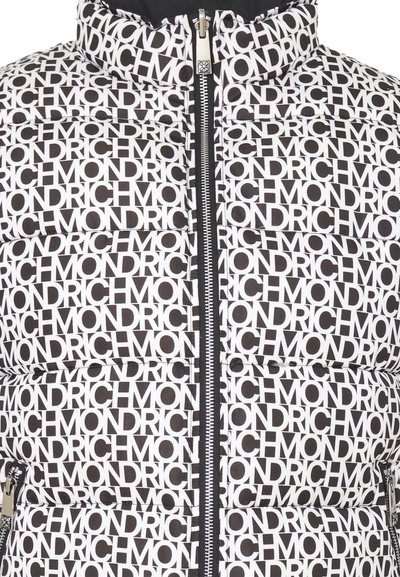 Giubbotto imbottito con un motivo di testo ripetuto in bianco e nero. Chiusura con zip, colletto alto e finitura testurizzata.