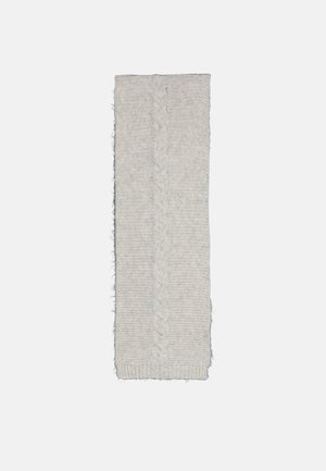 Écharpe en tricot gris clair avec un motif en câble au centre, bords effilochés et extrémités côtelées. Tissu texturé pour plus de chaleur.
