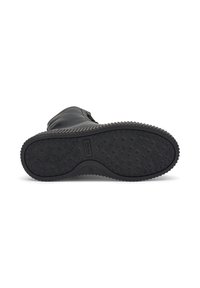 Suela de goma negra de una bota con una superficie texturizada que presenta patrones en forma de diamante, bordes lisos y una ligera elevación del tacón.