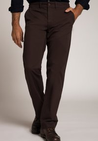 Bruna bomullbyxor med raka ben, med knappstängning och sidofickor. Slät textur och modern passform.