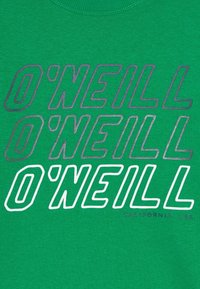 Tessuto verde con ripetuto testo "O'NEILL" in grigio e bianco, e testo più piccolo "CALIFORNIA USA" sotto, sul lato destro.