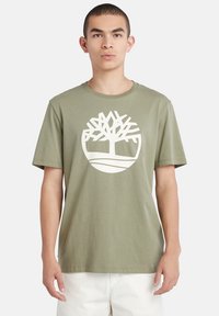 Timberland KENNEBEC RIVER TREE LOGO SHORT SLEEVE TEE - T-shirt print - cassel earth