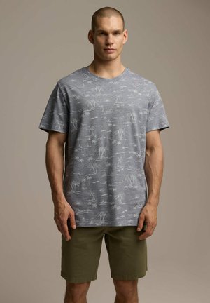 Szara bawełniana koszulka z krótkimi rękawami, z białym nadrukiem palmy i krajobrazu. W zestawie z oliwkowozielonymi szortami.