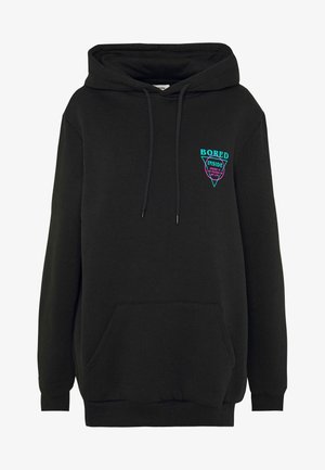 Zwarte hoodie met voorzak en trekkoorden, met turquoise en roze tekst "BORED INSIDE" in een driehoekig ontwerp op de linkerborst.