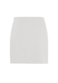 Vit minikjol med en slät textur, skräddarsydd design och en dold siddragkedja. Har rena linjer och minimal dekoration.
